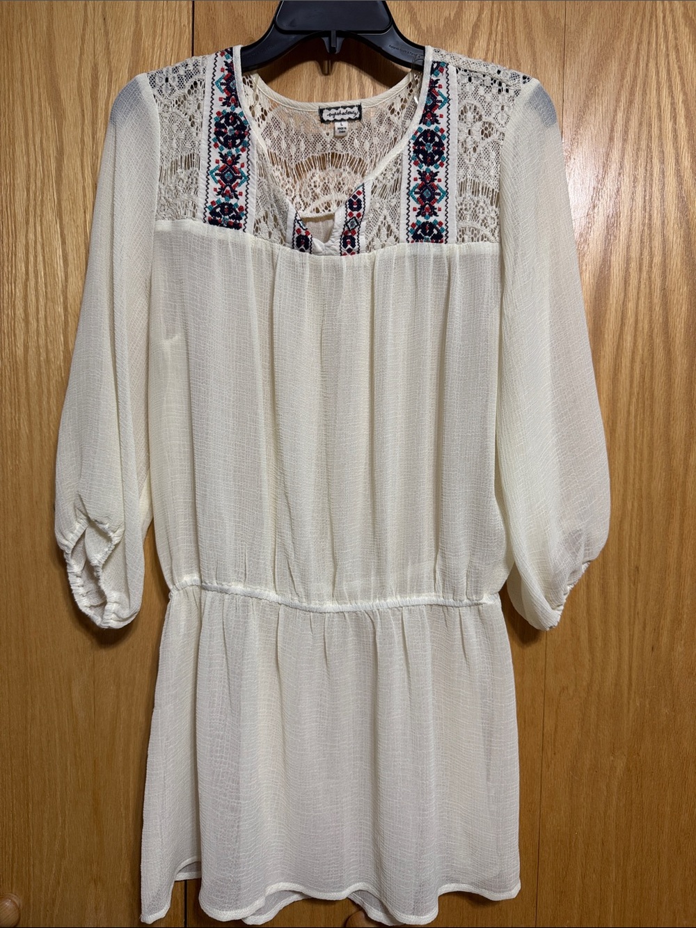 Eyeshadow Cream Lace Boho Top with Multicolor Embroidery